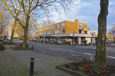 900531 Gezicht op het buurtwinkelcentrum aan de Jan van Galenstraat te Utrecht, met rechts de Huizingalaan.